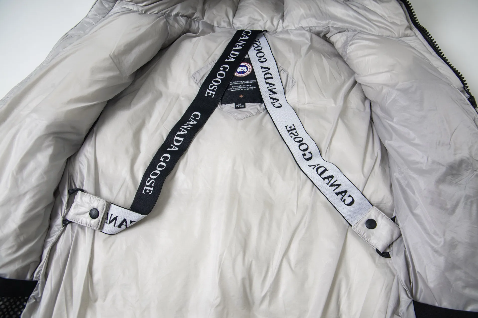 P790 model number: G122 Canada Goose's new Crofton series of lightweight couple's hooded down jacket 1️⃣The fabric is made of recycled Feather-Light tear-resistant fabric, which is ultra-light and has no sense of weight on the upper body. The unique black label highlights the temperament. The interior is filled with white duck down, making the upper body very light and comfortable! 2️⃣It is very youthful and energetic, and can be easily worn by both men and women. It is very in line with the fashion aesthetic concepts of today's young people! 3️⃣ Full set of customized accessories, complete with three standards, same style for men and women, a must-have for couples Color: Picture color Size: S, M, L, XL
